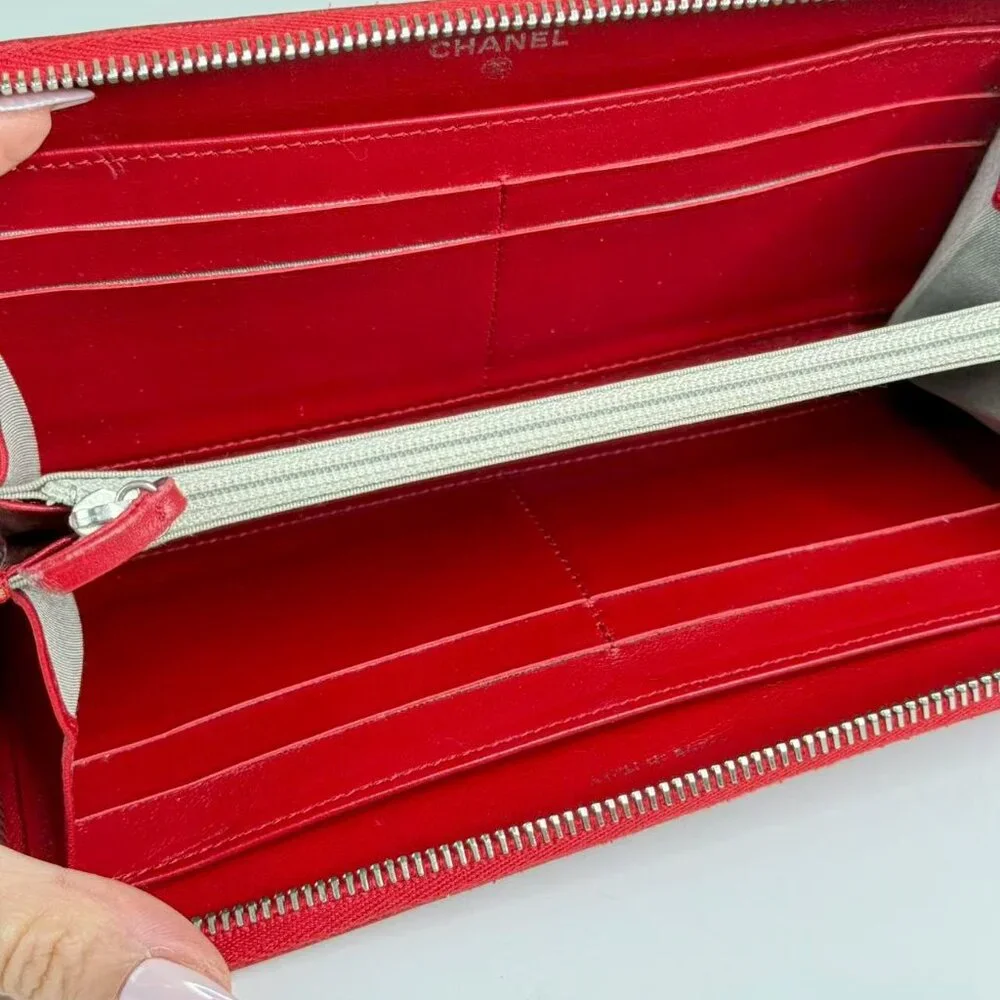 Chanel Red Leather CC Logo Wallet - Elegant Classic Design